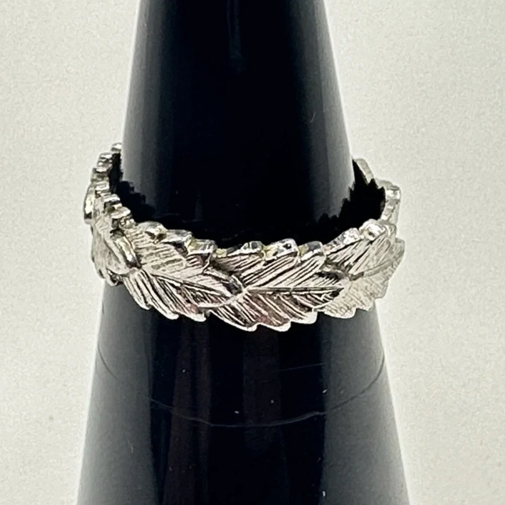 Avon Silver Tone Leaf Band Ring Size 5.5 Vintage Textured Design